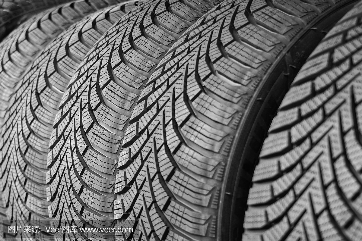 汽车商店备有各种新车轮胎架