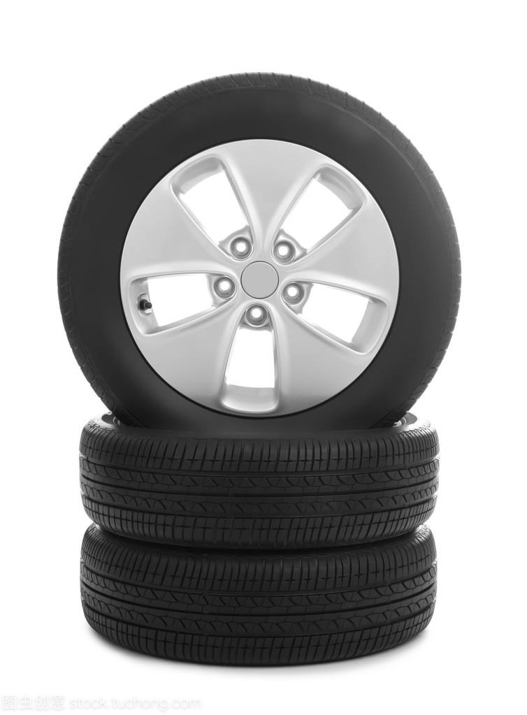 白色背景上的汽车轮胎