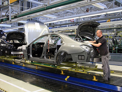 造车也&ldquo;复古&rdquo; 奔驰使用人类取代机器人