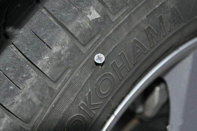 汽车轮胎为什么没有内胎,为什么扎胎后还能继续行驶?