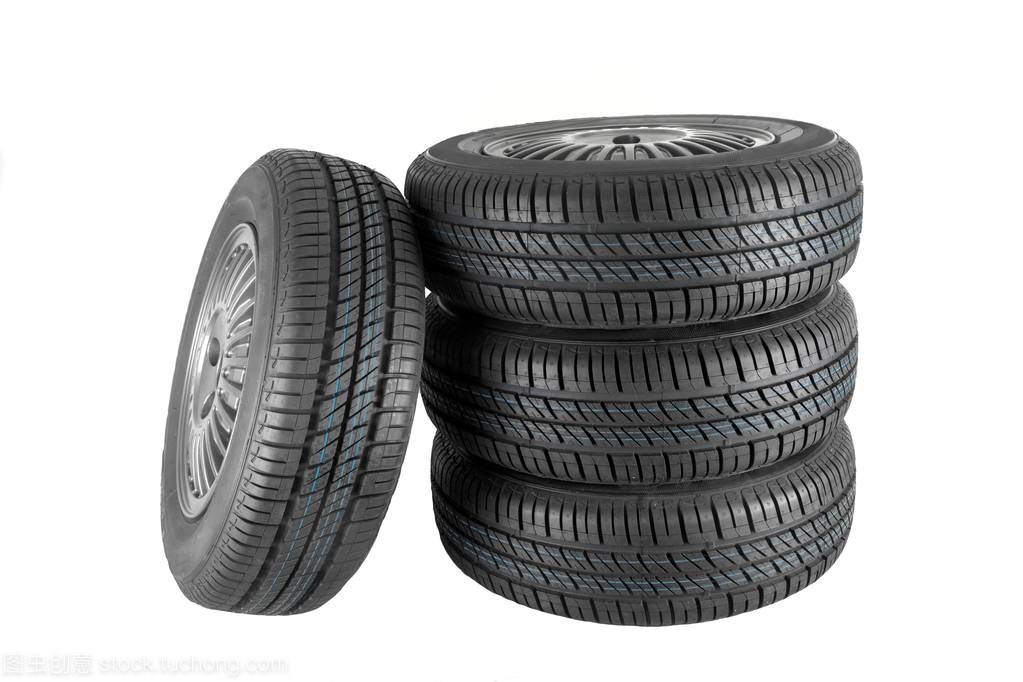 新的和未使用的汽车轮胎反对隔绝的背景