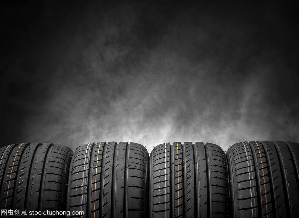 汽车轮胎上一个黑色的背景
