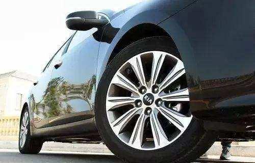 汽车轮胎有特别讲究,装反十分危险,你知道如何辨别轮胎正反吗