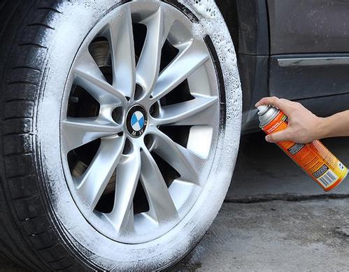 汽车轮胎侧面被扎了一个小洞,但没有漏气,还可以跑高速吗