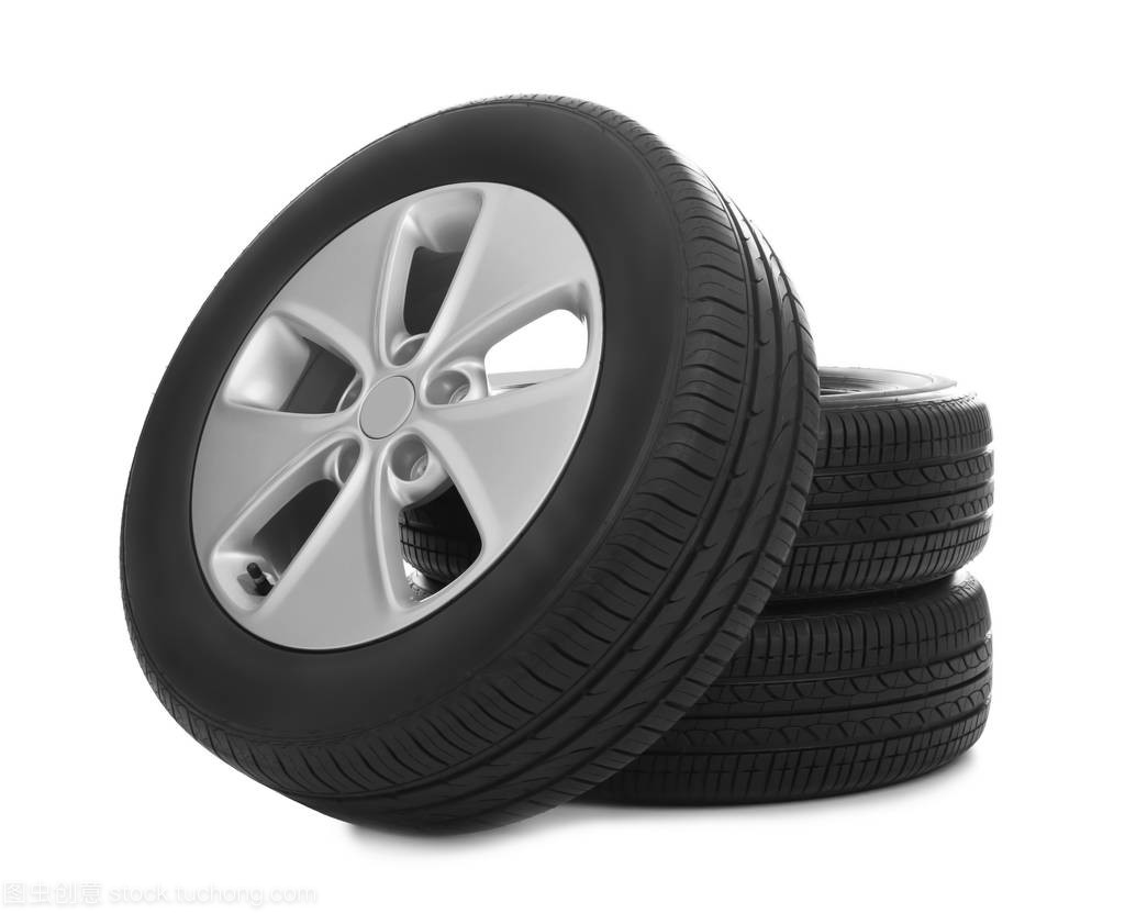 白色背景上的汽车轮胎：功能、设计与安全
